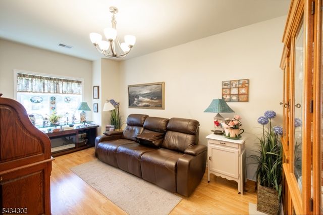 22 Bluffs Ct, Hamburg Boro, NJ 07419