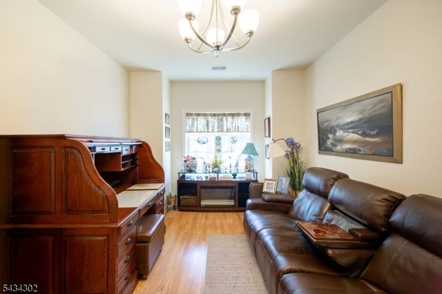 22 Bluffs Ct, Hamburg Boro, NJ 07419