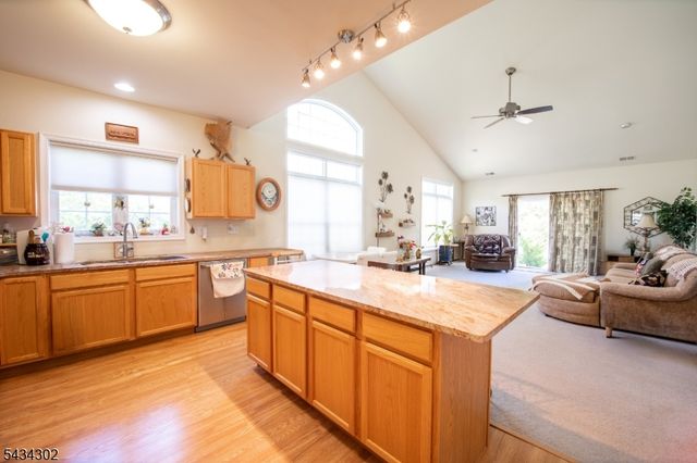 22 Bluffs Ct, Hamburg Boro, NJ 07419