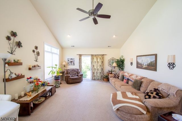 22 Bluffs Ct, Hamburg Boro, NJ 07419