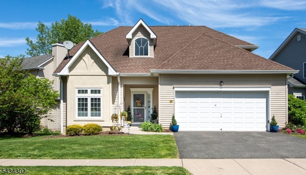 22 Bluffs Ct, Hamburg Boro, NJ 07419