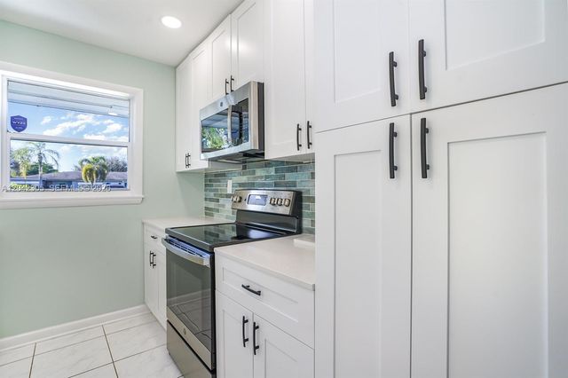560 High Point Drive D, Delray Beach, FL 33445