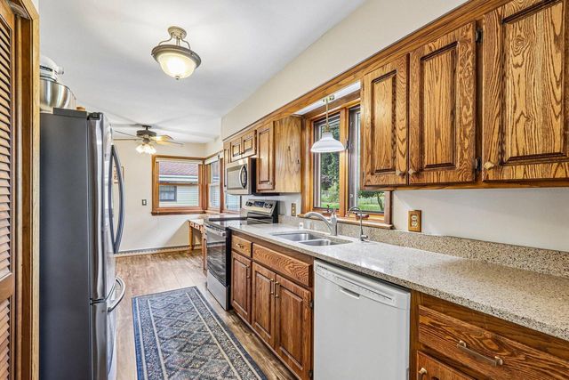 926 Parkview LANE, Mukwonago, WI 53149