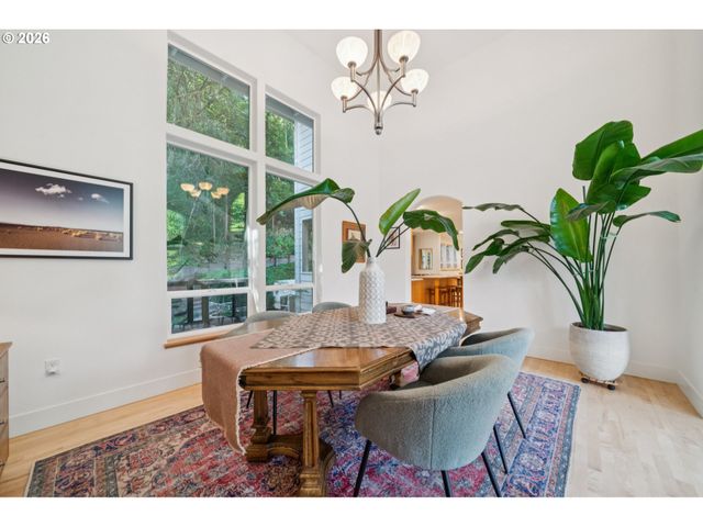 5604 Sw KNIGHTSBRIDGE Dr, Portland, OR 97219