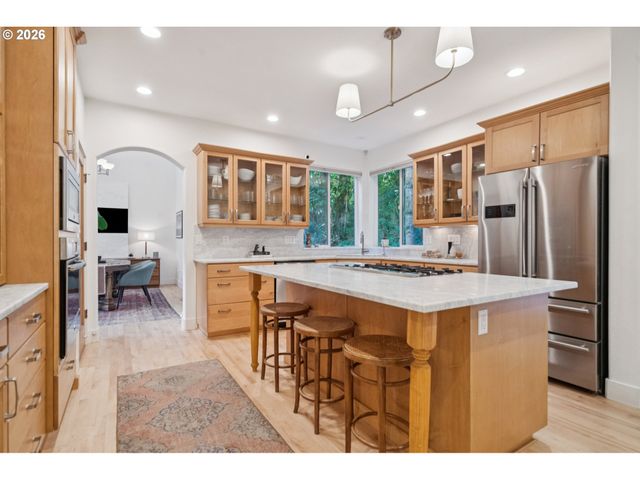 5604 Sw KNIGHTSBRIDGE Dr, Portland, OR 97219