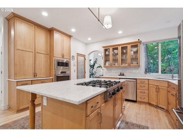 5604 Sw KNIGHTSBRIDGE Dr, Portland, OR 97219