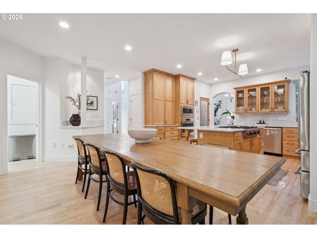 5604 Sw KNIGHTSBRIDGE Dr, Portland, OR 97219