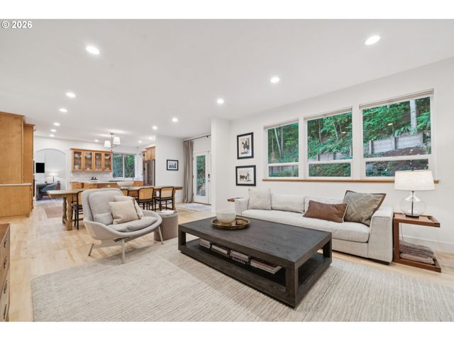 5604 Sw KNIGHTSBRIDGE Dr, Portland, OR 97219