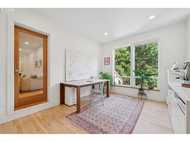 5604 Sw KNIGHTSBRIDGE Dr, Portland, OR 97219