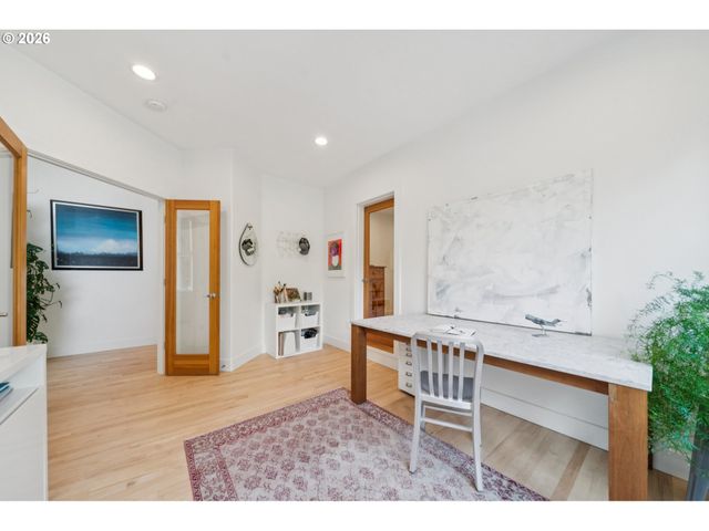 5604 Sw KNIGHTSBRIDGE Dr, Portland, OR 97219