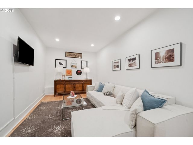 5604 Sw KNIGHTSBRIDGE Dr, Portland, OR 97219