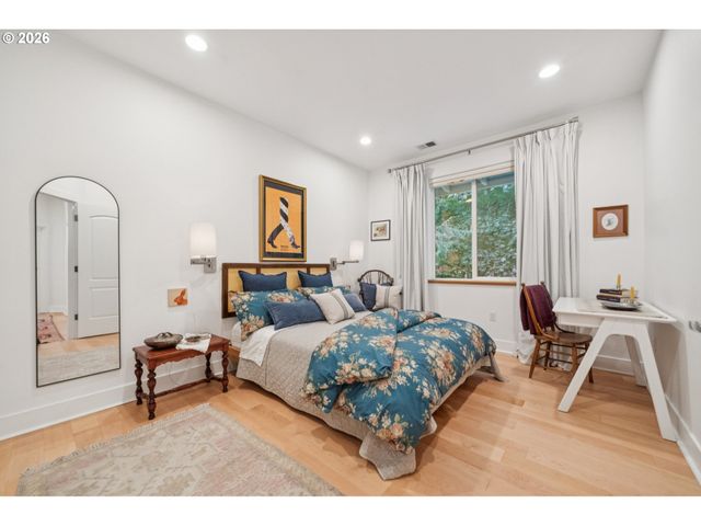 5604 Sw KNIGHTSBRIDGE Dr, Portland, OR 97219