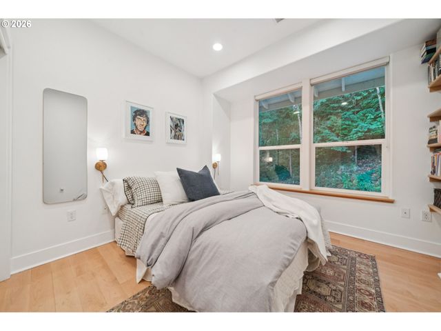 5604 Sw KNIGHTSBRIDGE Dr, Portland, OR 97219