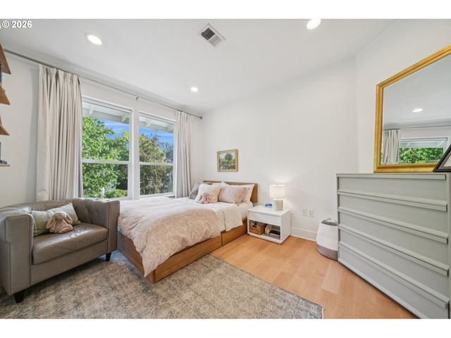 5604 Sw KNIGHTSBRIDGE Dr, Portland, OR 97219