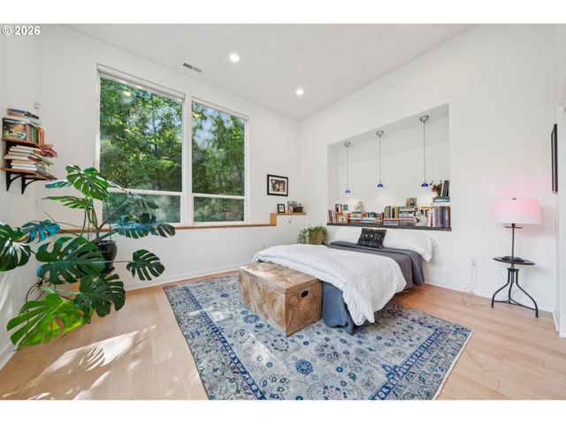 5604 Sw KNIGHTSBRIDGE Dr, Portland, OR 97219