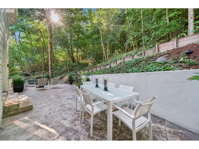 5604 Sw KNIGHTSBRIDGE Dr, Portland, OR 97219