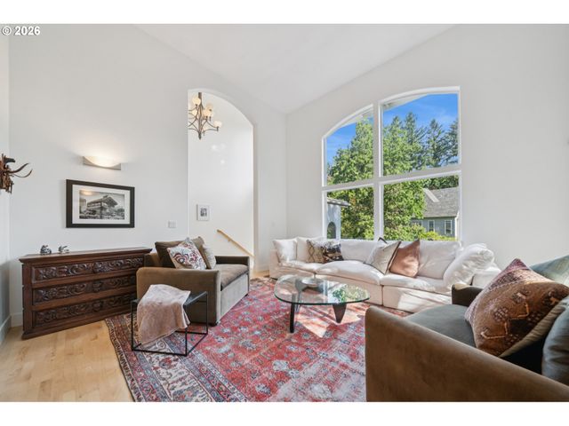 5604 Sw KNIGHTSBRIDGE Dr, Portland, OR 97219