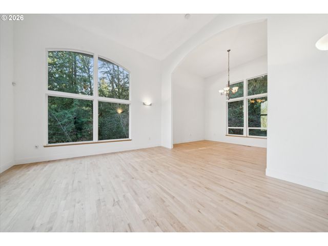 5604 Sw KNIGHTSBRIDGE Dr, Portland, OR 97219