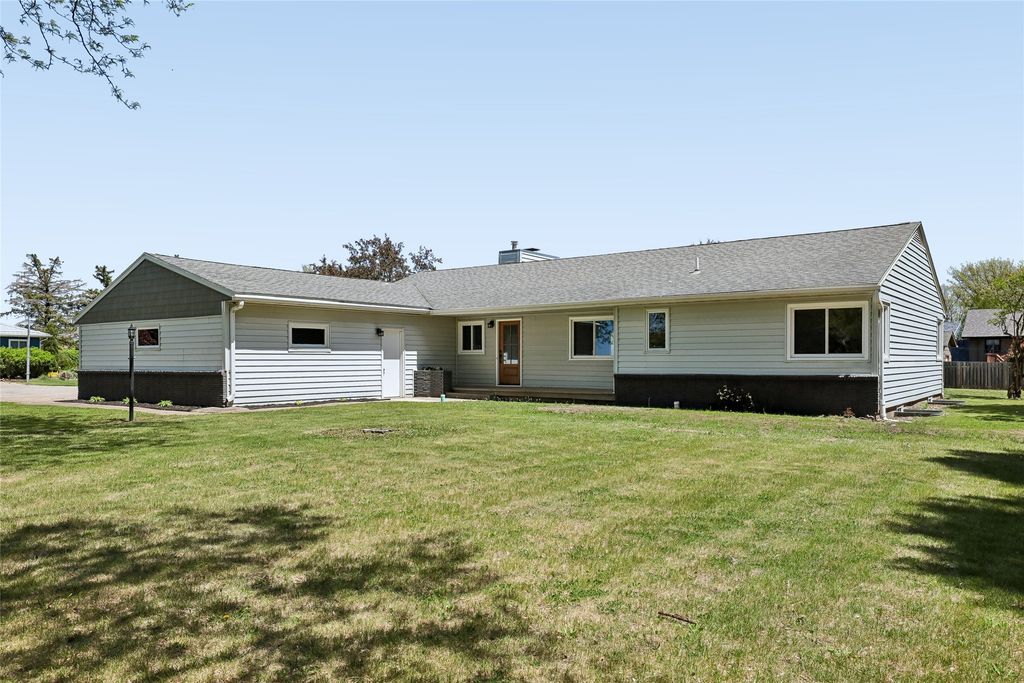 1940 West Street, Grinnell, IA 50112