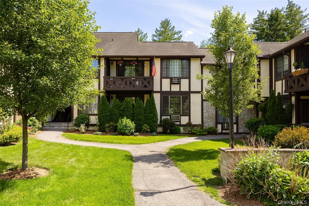 8 Foxwood Drive 8, Pleasantville, NY 10570 — exterior