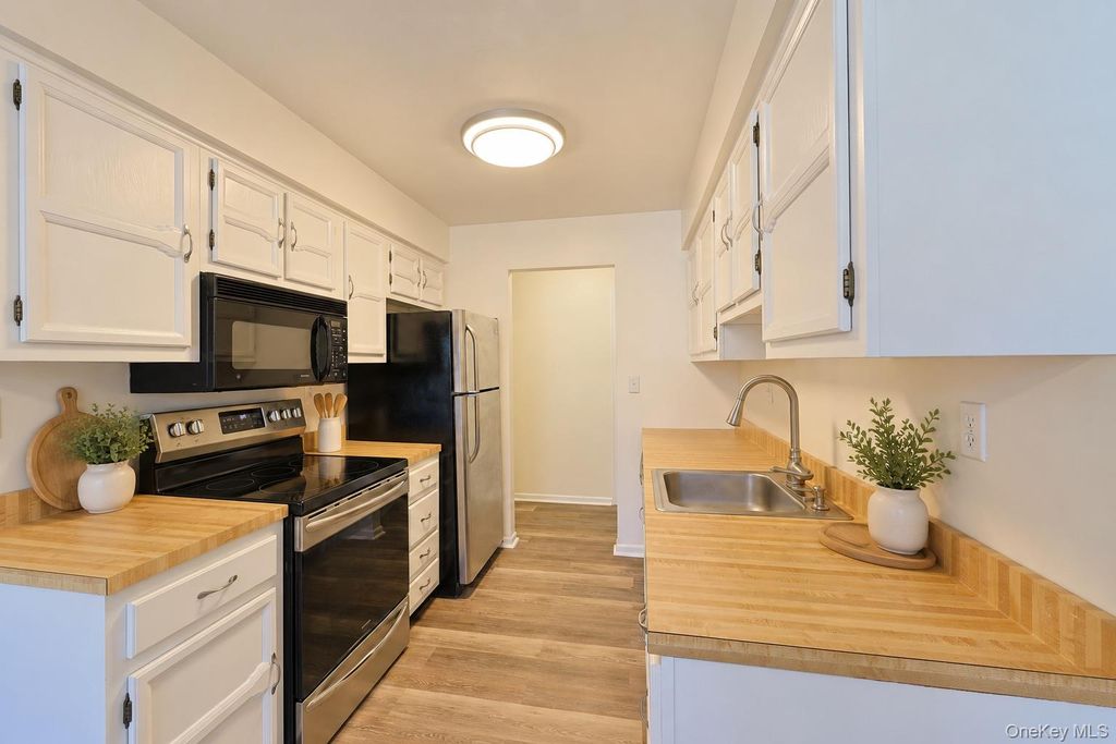 8 Foxwood Drive 8, Pleasantville, NY 10570 — photo 2