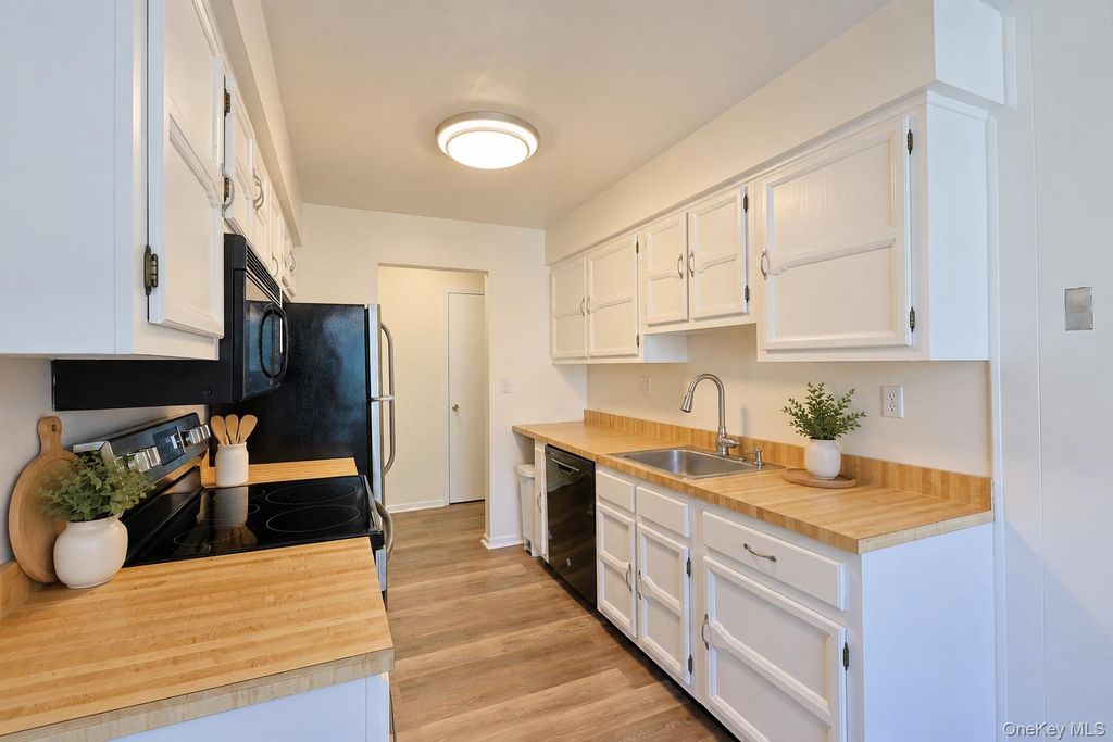 8 Foxwood Drive 8, Pleasantville, NY 10570 — photo 5
