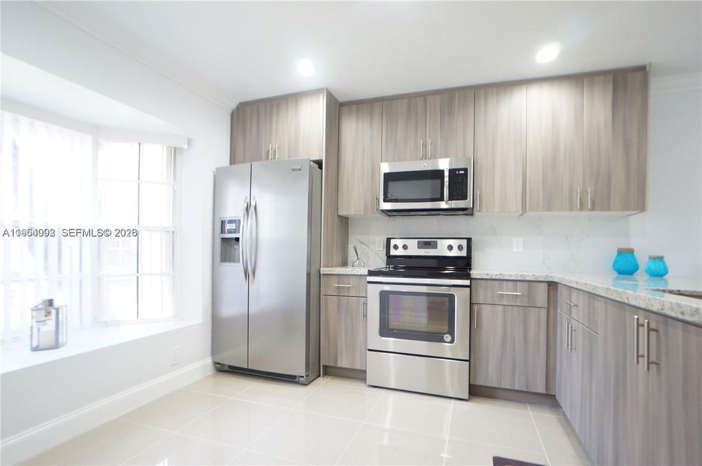 610 NW 108th Ter ., Pembroke Pines, FL 33026