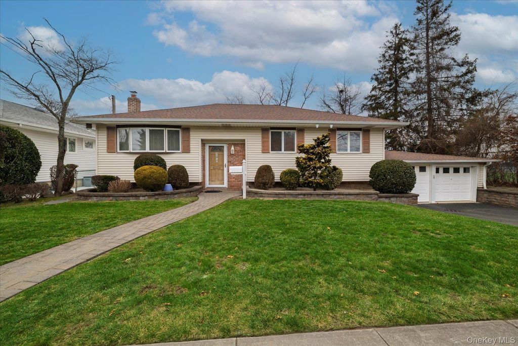 295 Thorn Street, Oceanside, NY 11572