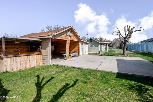 1622 S 14th St, Yakima, WA 98901