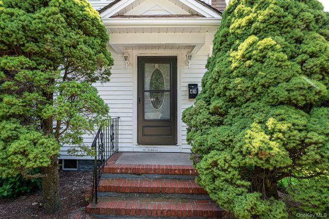 41 Prospect Place, Riverhead, NY 11901