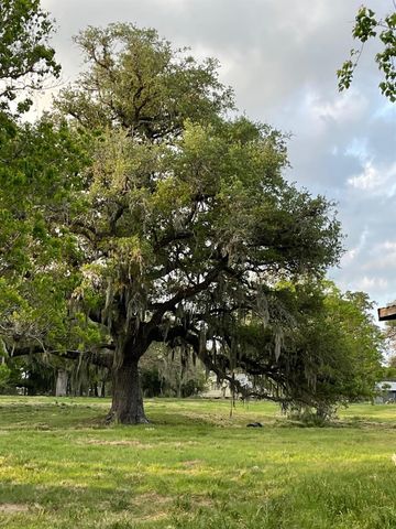 7462 County Road 284, Edna, TX 77957