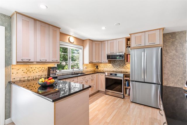 71 Primrose Hill Road, Barrington, RI 02806