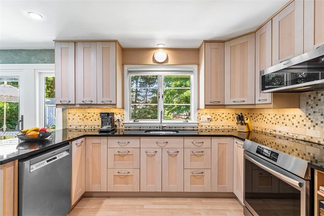 71 Primrose Hill Road, Barrington, RI 02806