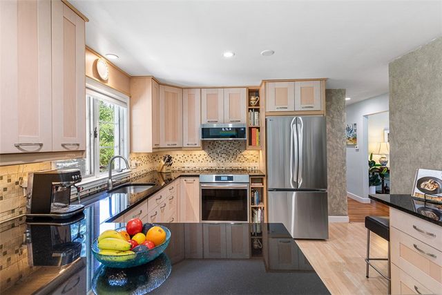 71 Primrose Hill Road, Barrington, RI 02806
