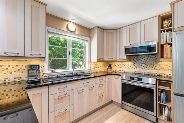 71 Primrose Hill Road, Barrington, RI 02806