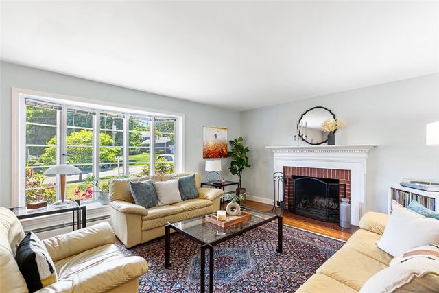71 Primrose Hill Road, Barrington, RI 02806