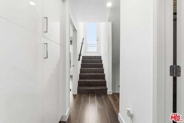 6021 W Beachwood Lane, Los Angeles, CA 90038
