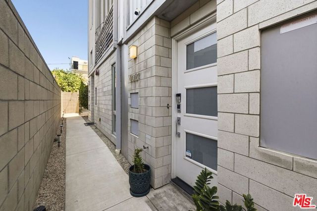 6021 W Beachwood Lane, Los Angeles, CA 90038