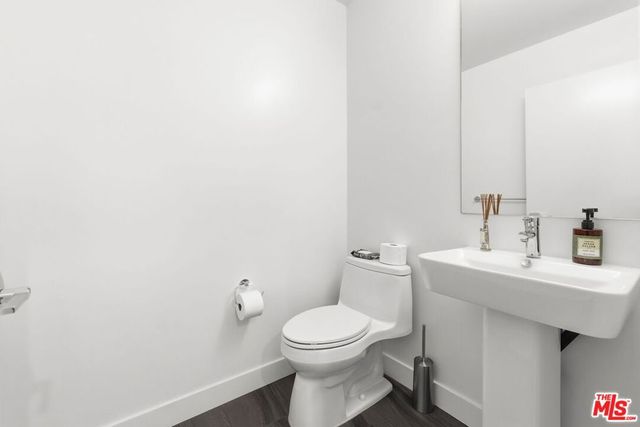 6021 W Beachwood Lane, Los Angeles, CA 90038