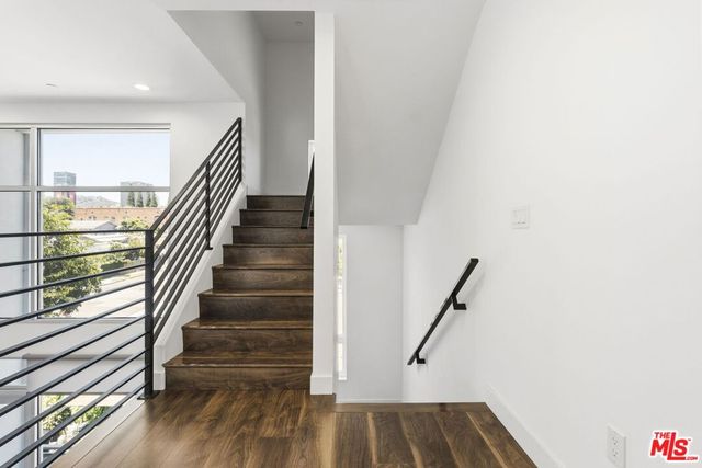 6021 W Beachwood Lane, Los Angeles, CA 90038