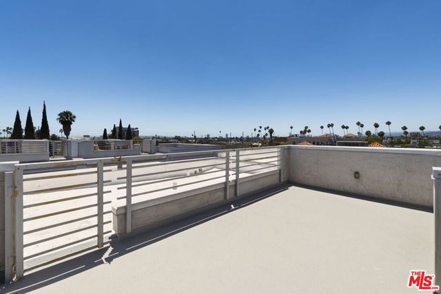 6021 W Beachwood Lane, Los Angeles, CA 90038