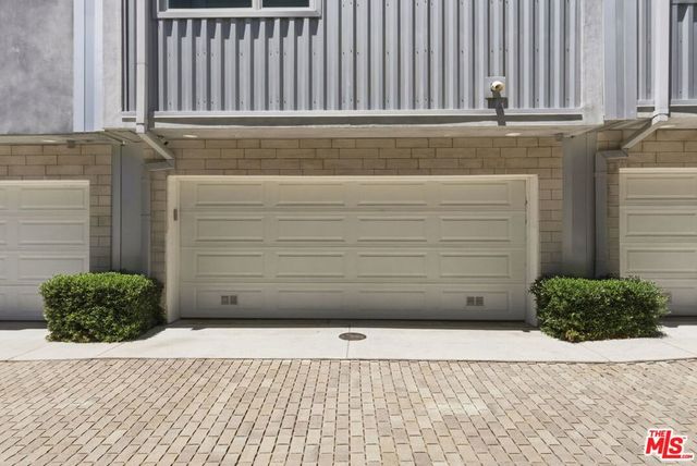 6021 W Beachwood Lane, Los Angeles, CA 90038