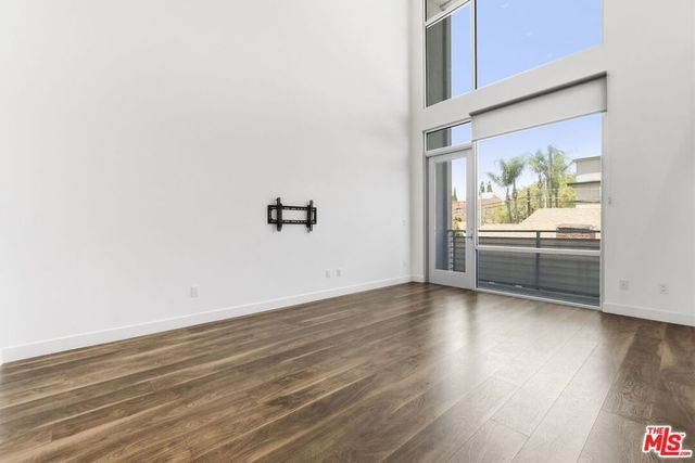 6021 W Beachwood Lane, Los Angeles, CA 90038