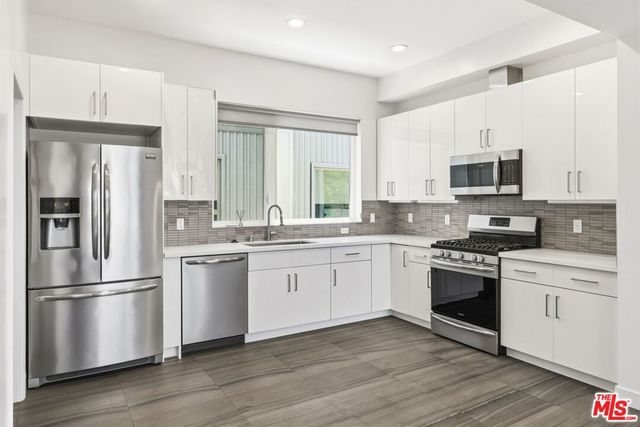 6021 W Beachwood Lane, Los Angeles, CA 90038