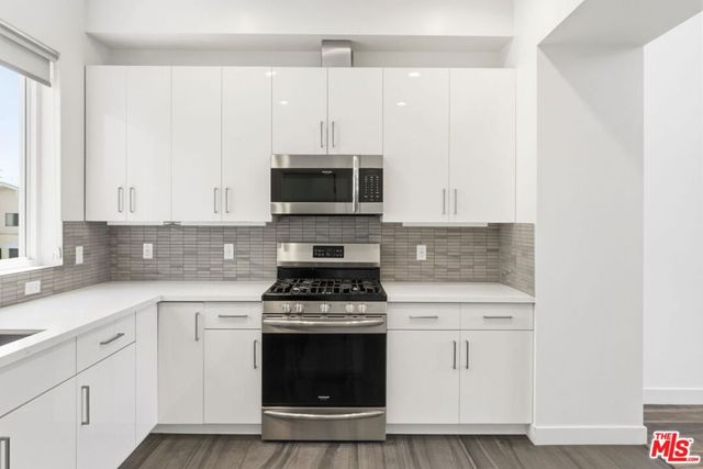 6021 W Beachwood Lane, Los Angeles, CA 90038