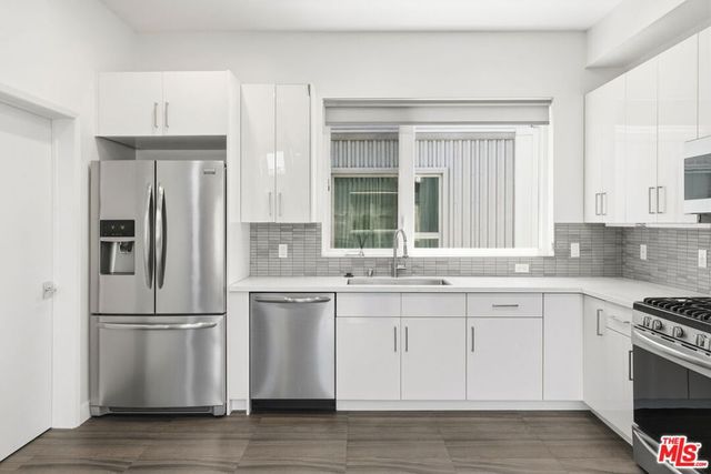 6021 W Beachwood Lane, Los Angeles, CA 90038