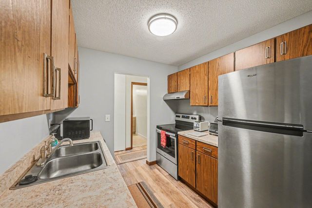 1304 W Medicine Lake Drive 221, Plymouth, MN 55441
