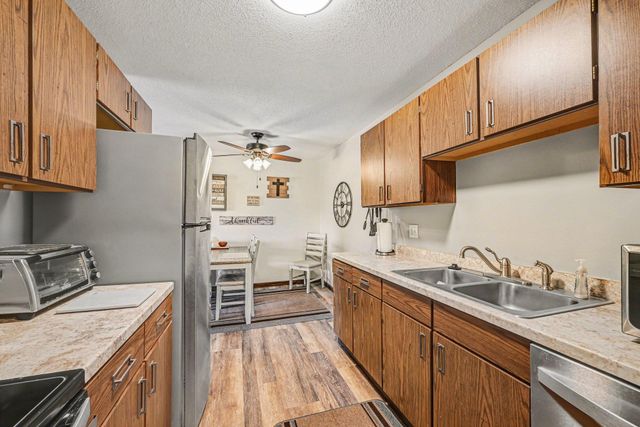 1304 W Medicine Lake Drive 221, Plymouth, MN 55441