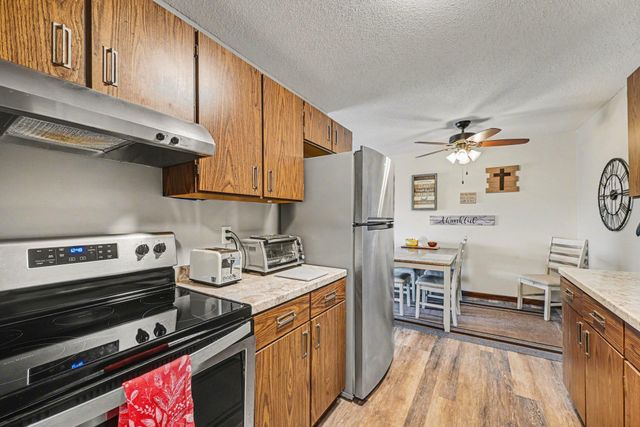 1304 W Medicine Lake Drive 221, Plymouth, MN 55441