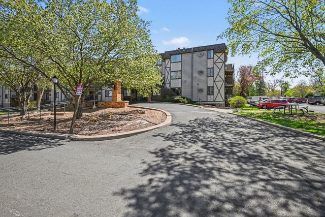 1304 W Medicine Lake Drive 221, Plymouth, MN 55441